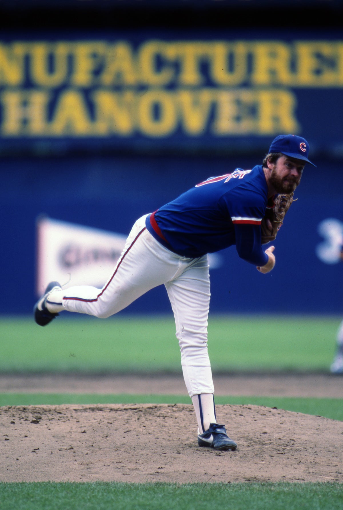 Sutcliffe pitching in Cubs Uniform